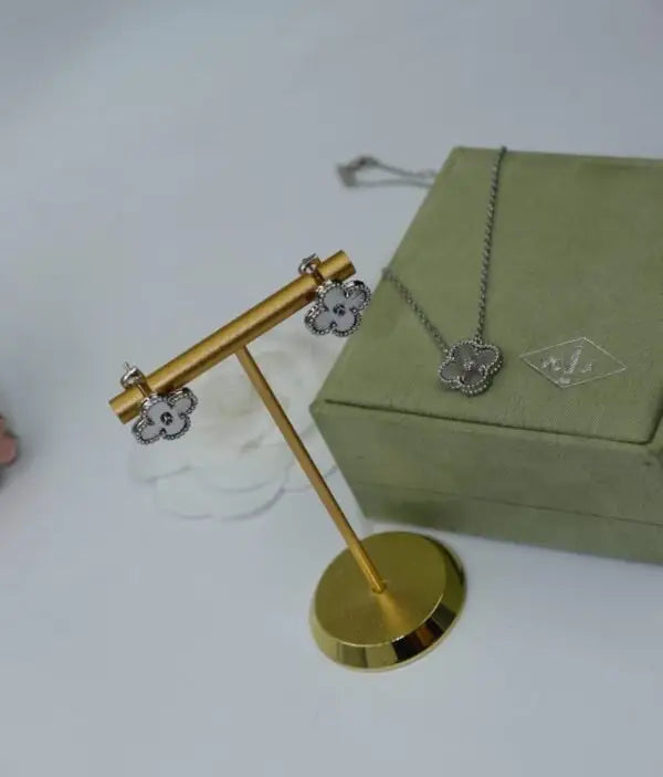 Van Cleef & Arpels Jewelry | Guilloche Clover Pendant Necklace